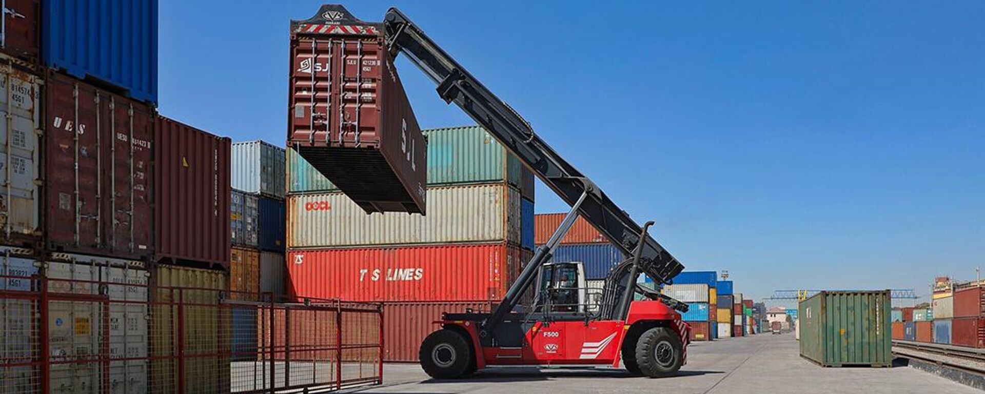 Грузовые контейнеры в железнодорожном терминале Ташкента - Sputnik Узбекистан, 1920, 24.06.2025