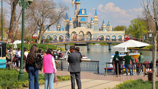 Прохожие в парке Ташкента - Sputnik Узбекистан