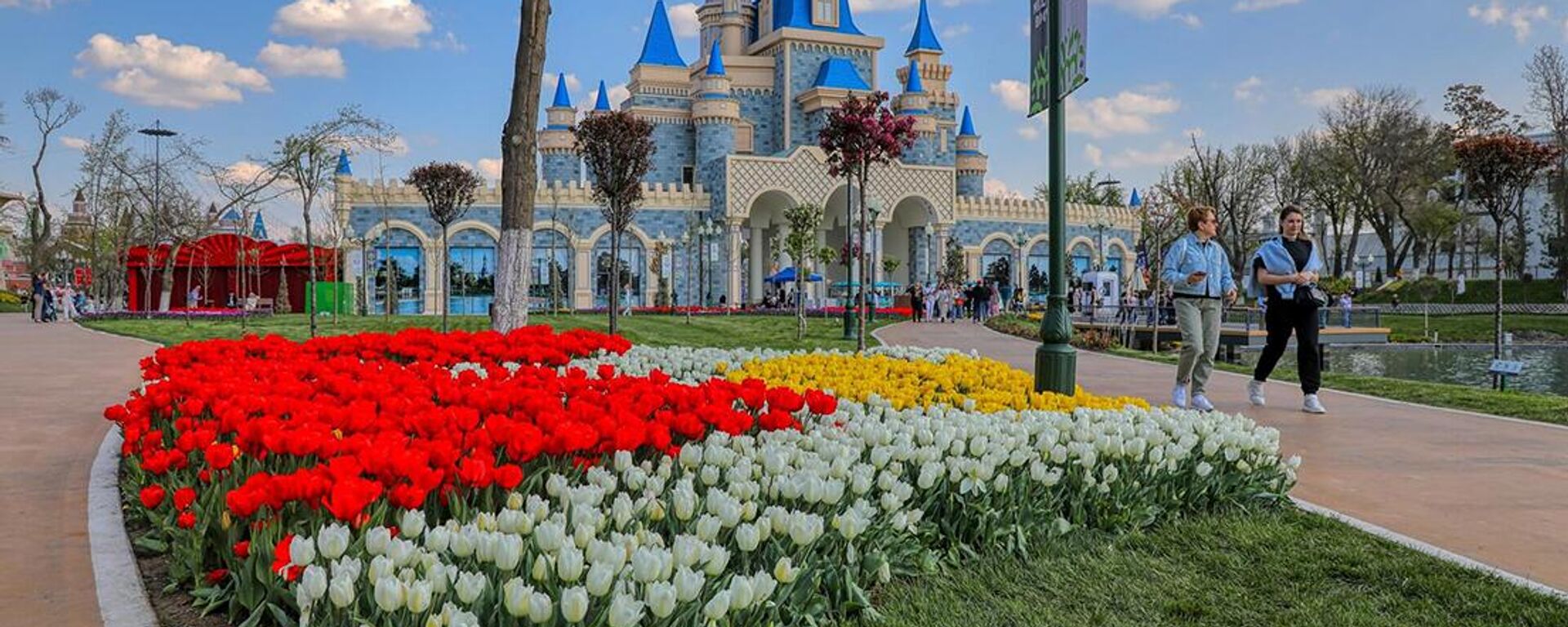 Прохожие в парке Ташкента - Sputnik Узбекистан, 1920, 29.04.2025