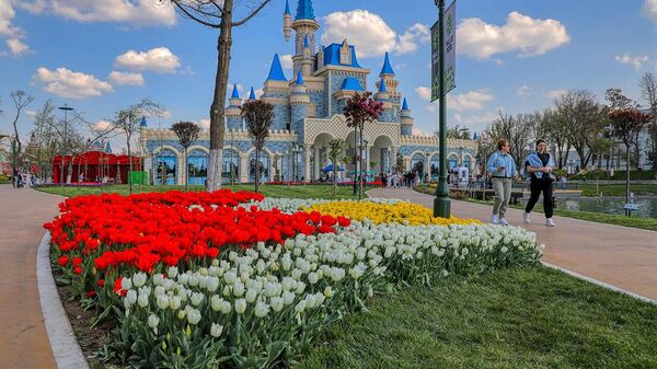 Прохожие в парке Ташкента - Sputnik Узбекистан