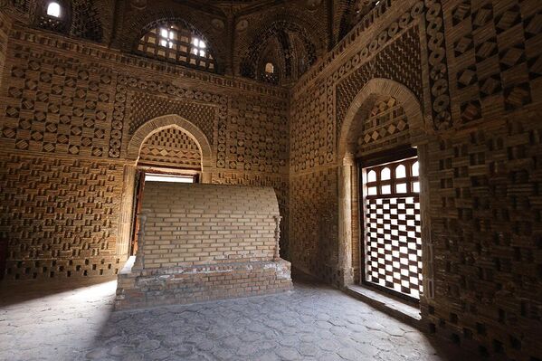 "Bu ramziy qabr – buyuk hukmdor Ismoil Somoniy, uning otasi va nabirasining asl qabr maqbara tagida joylashgan - Sputnik O‘zbekiston