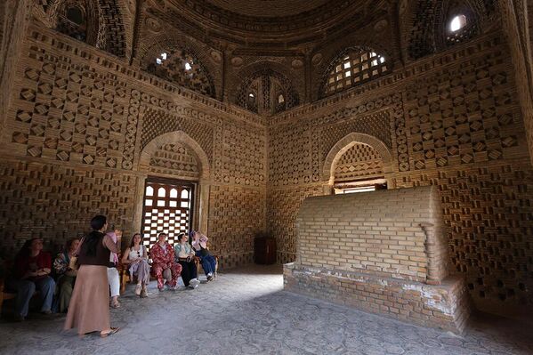 Ichki qismda burchaklardagi arkalar zalga sakkiz burchakli ko‘rinish beradi. Kolonnalar ustidagi friz va markaziy gumbaz maqbaraga o‘zgacha joziba baxsh etadi. Quyosh nurlariga qarab maqbaraning tashqi ko‘rinishi o‘zgarib turadi — bu uning me’moriy yechimlarining yuksak darajada ekanligidan dalolat beradi - Sputnik O‘zbekiston