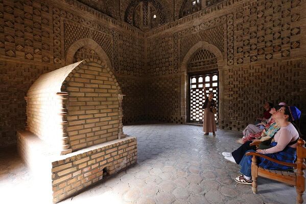 Qabrxona vazifasini bajargan ushbu inshootning ichki tuzilishi bir xonali kvadrat shaklda bo‘lib, u uch bosqichli tarkibga ega: birinchi bosqich — to‘rt burchakli devorlar, ikkinchisi — devorlardan gumbazga o‘tish qismi (sakkizlik shaklida), va uchinchi bosqich — gumbaz, ya’ni tom qismi. Qurilishda asosan pishgan g‘isht, tosh va yog‘ochdan foydalanilgan - Sputnik O‘zbekiston