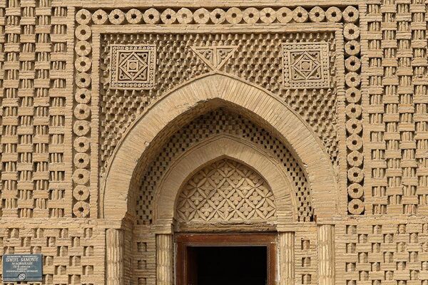 Tashqi eshiklari murakkab arkali ramkalar bilan qurilgan. Asosiy bezak — zich terilgan g‘ijduvoncha gishtlar va terrakota elementlaridir - Sputnik O‘zbekiston