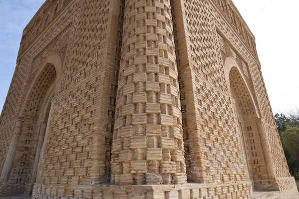 Ismoil Somoniy maqbarasi — IX asrda Buxoroda barpo etilgan me’moriy yodgorlik bo‘lib, o‘sha davrdagi me’morchilik san’ati va binokorlik texnikasining yuksak darajada rivojlanganini yaqqol namoyon etadi - Sputnik O‘zbekiston