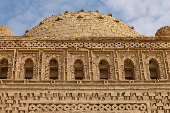 Ba’zi manbalarga ko‘ra, Somoniylar maqbarasi islomiy emas, balki avvalgi Zardushtiy ibodatxona – Quyosh ma’badi negizida qurilgan bo‘lishi mumkin. Bu nazariyaga ko‘ra, bu ma’bad keyinchalik islomiy uslubda qayta qurilgan - Sputnik O‘zbekiston