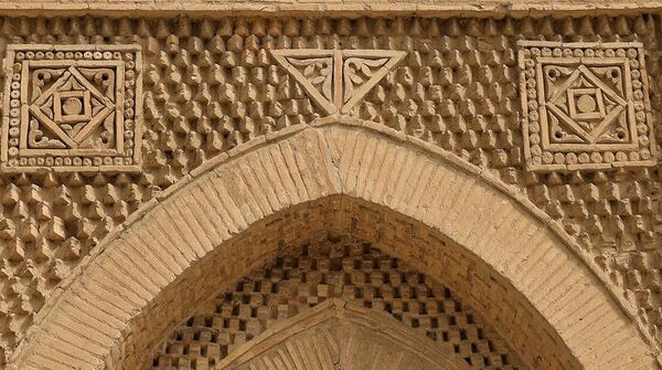 Somoniylar maqbarasi o‘z tuzilishida chuqurroq kosmik tartibni ko‘rsatuvchi ko‘plab ramzlarni birlashtiradi. Asosiy motiv "kvadrat ichidagi kvadrat" bo‘lib, uni "makrokosmos va mikrokosmosning birligi" sifatida talqin qilish mumkin. Ichki kvadratdan tashqi tomonga harakat koinotning kengayishini, qarama-qarshi harakat esa ichki va ruhiy yo‘lni anglatadi - Sputnik O‘zbekiston