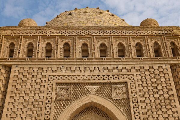 Maqbaraning shakli va qurilishida zardushtlik davridagi olov ibodatxonalari an’analari aks etgan. Bu uning islomgacha bo‘lgan madaniy qatlamlar bilan uzviy bog‘liqligini ko‘rsatadi. Shu bilan birga, maqbarada yangicha me’moriy yechimlar ham bor — bu yechimlar keyingi asrlarda Markaziy Osiyo me’morchiligining rivojiga zamin yaratgan - Sputnik O‘zbekiston