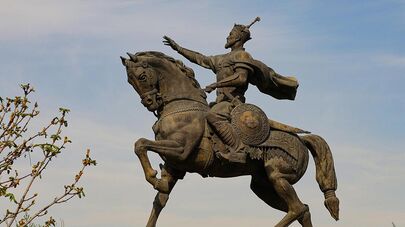 Памятник Амиру Темуру в Ташкенте