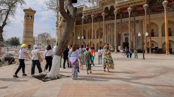 Turisti u mecheti Bolo-Xauz - Sputnik O‘zbekiston