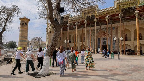 Turisti u mecheti Bolo-Xauz - Sputnik O‘zbekiston