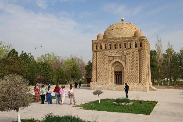 Maqbara 892–943 yillar oralig‘ida qurilgan va u Markaziy Osiyodagi eng qadimgi islom arxitekturasi namunasi sifatida e’tirof etilgan. Ushbu me’moriy obidaning ahamiyati shundaki, islomda yopiq maqbaralar qurilishiga ruxsat berilmagan. Shu bois Somoniylar maqbarasi, ehtimol, bunday me’moriy uslubdagi birinchi obidadir - Sputnik O‘zbekiston