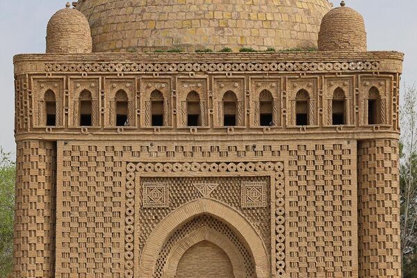 Maqbara 10 metrli kvadrat shaklda bo‘lib, jami to‘rt tomoni ham ochiq. Har burchakda 3/4 shaklidagi kolonnalar va 10 tadan arka bilan bezatilgan ajurli arkadalar mavjud  - Sputnik O‘zbekiston