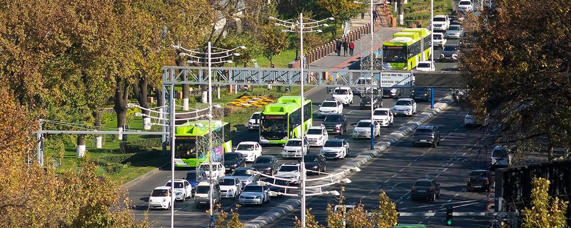 Transportnoe dvijenie po ulitse Buyuk Ipak Yuli - Sputnik O‘zbekiston, 1920, 29.11.2025