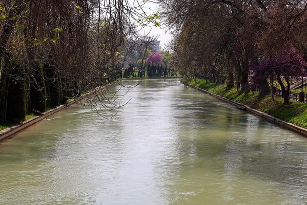 Anhor kanali qirg‘og‘i sayr qilish uchun ajoyib joy. Mashhur Anhor suv va irrigatsiya kanali Toshkent shahrining butun markaziy qismi bo‘ylab 23 kilometrga cho‘zilgan - Sputnik O‘zbekiston
