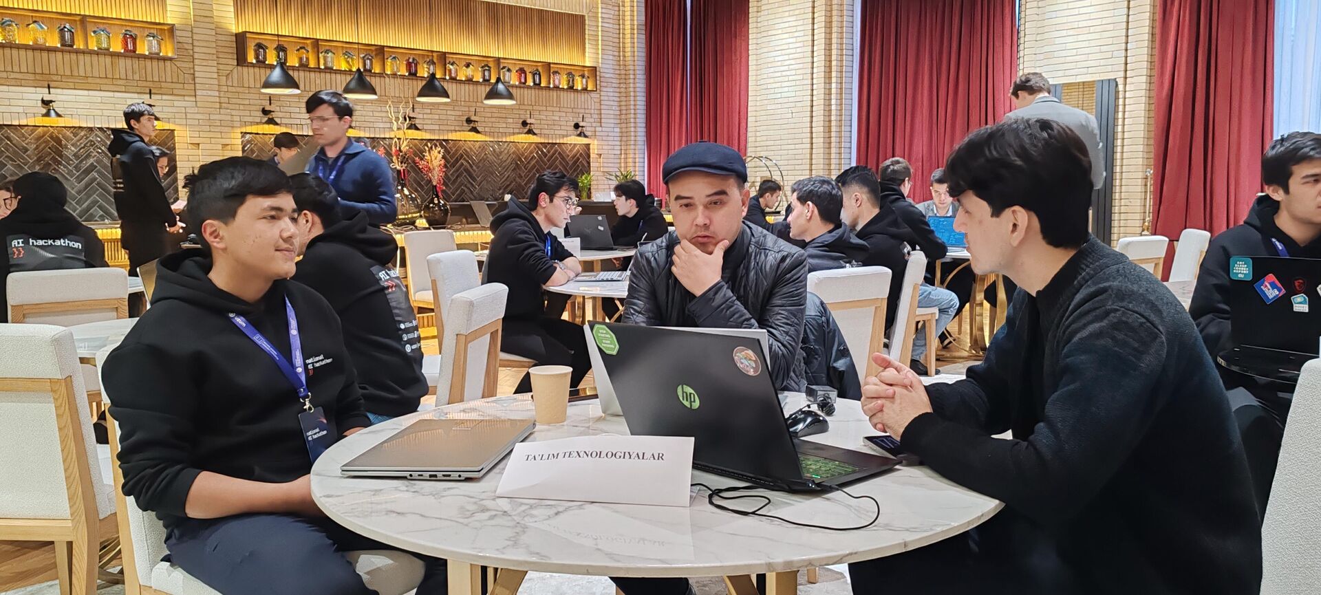 В Самарканде проходит региональный этап Национального AI Hackathon - Sputnik Узбекистан, 1920, 22.01.2026