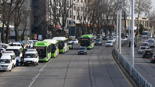 Avtobusnaya ostanovka u Yunusabadskogo rinka - Sputnik O‘zbekiston