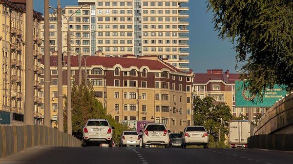 Автомобили на фоне новостроек  - Sputnik Узбекистан