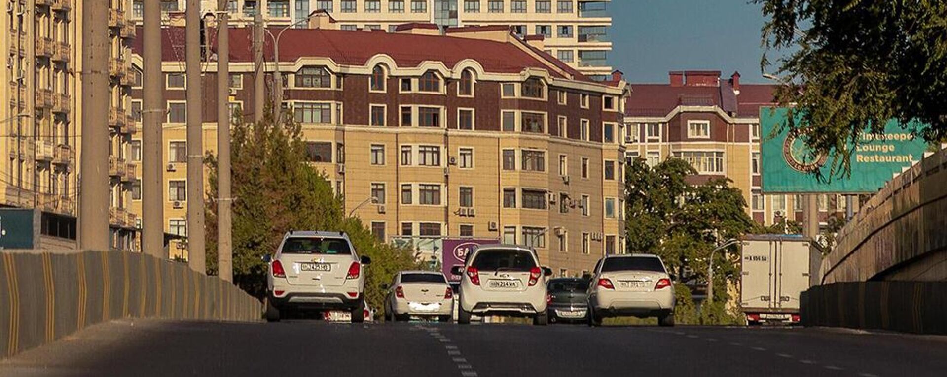 Автомобили на фоне новостроек  - Sputnik Узбекистан, 1920, 02.04.2025