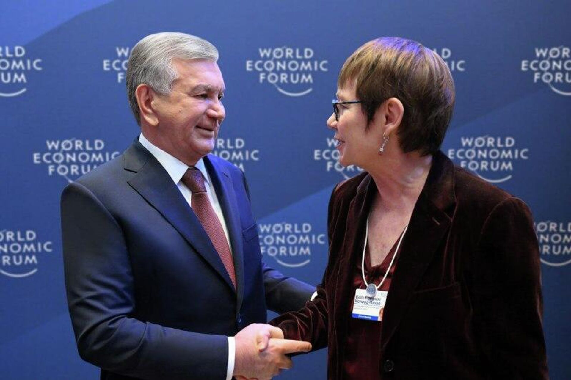 🟠 Шавкат Мирзиёев в Давосе встретился с главой компании Blackrock Адебайо Огунлеси и президентом ЕБРР Одиль Рено-Бассо - Sputnik Узбекистан, 1920, 23.01.2026