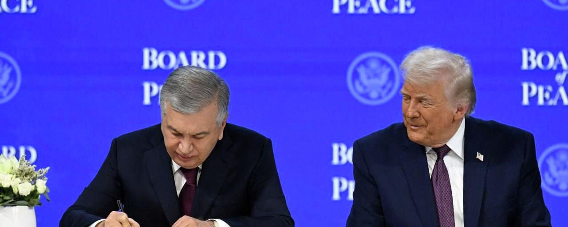 Шавкат Мирзиёев принял участие в церемонии подписания Устава Совета мира.  - Sputnik Узбекистан, 1920, 23.01.2026