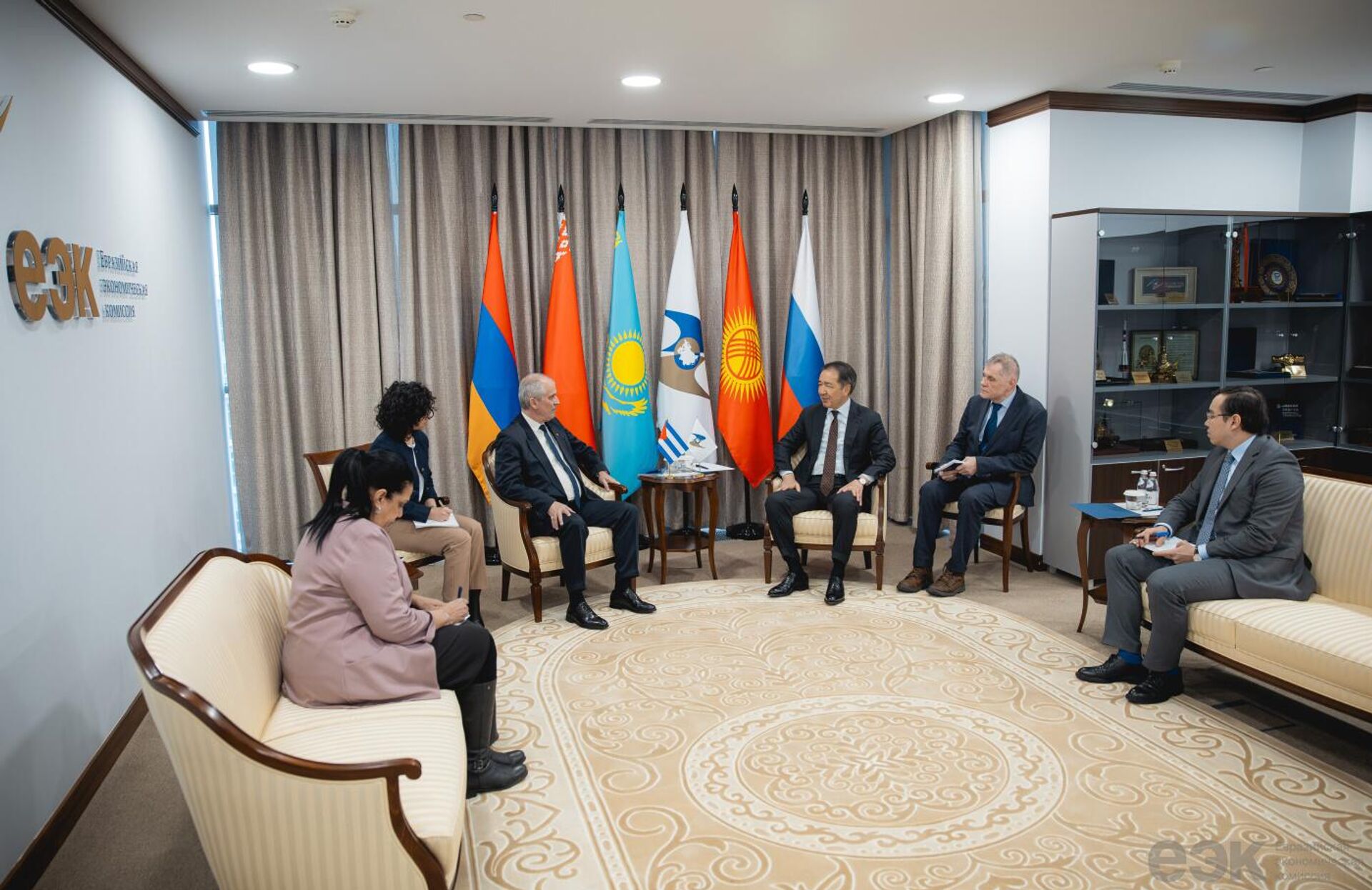 Бакытжан Сагинтаев и новый постпред Кубы при ЕЭК Энрике Орта Гонсалес. - Sputnik Узбекистан, 1920, 23.01.2026