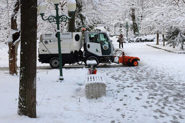 Йўлаклар қордан тозаланди - Sputnik Ўзбекистон