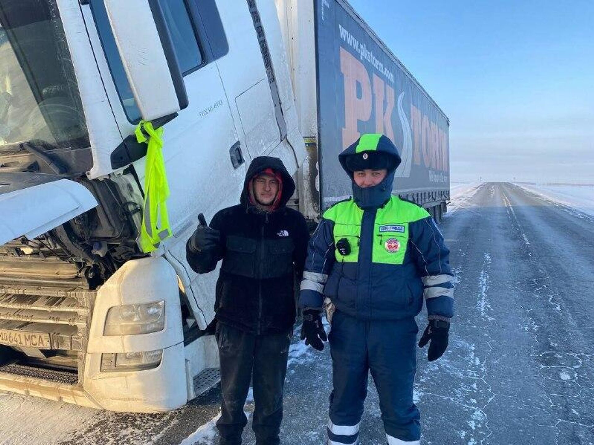 🟠 В Тюменской области сотрудники ГАИ помогли водителю из Узбекистана, чей грузовик сломался в -37 ° - Sputnik Узбекистан, 1920, 23.01.2026