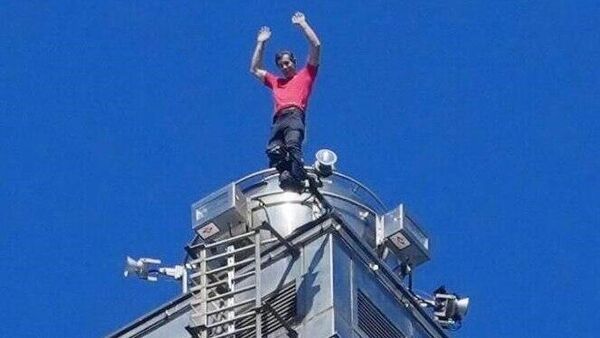 ‍Скалолаз-экстремал смог без страховки покорить небоскреб Тайбэй 101 высотой 508 метров - Sputnik Узбекистан