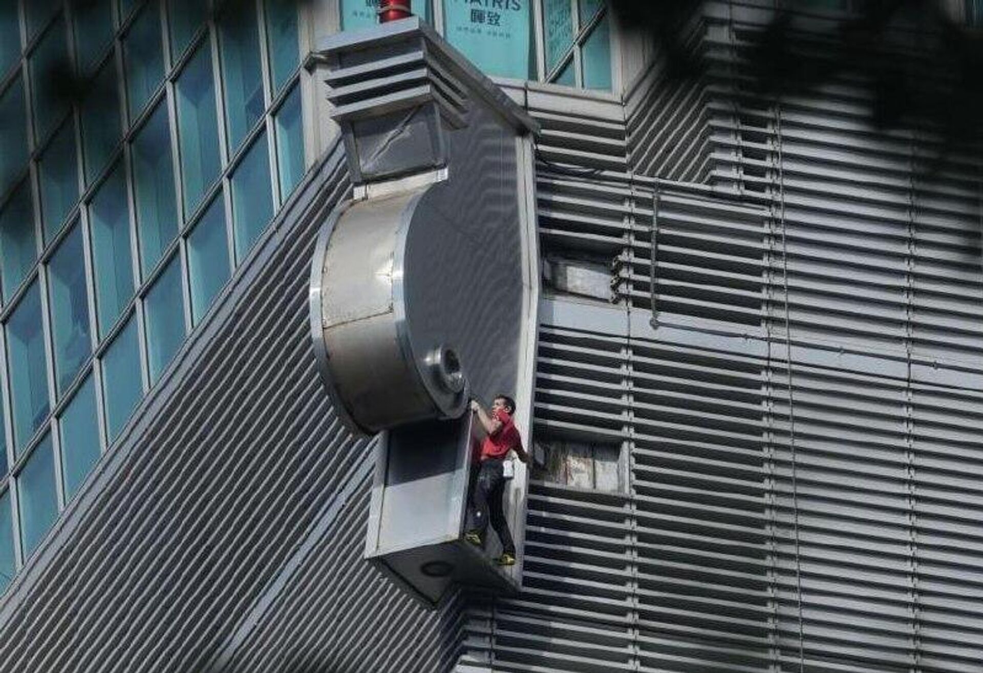 ‍Скалолаз-экстремал смог без страховки покорить небоскреб Тайбэй 101 высотой 508 метров - Sputnik Узбекистан, 1920, 25.01.2026