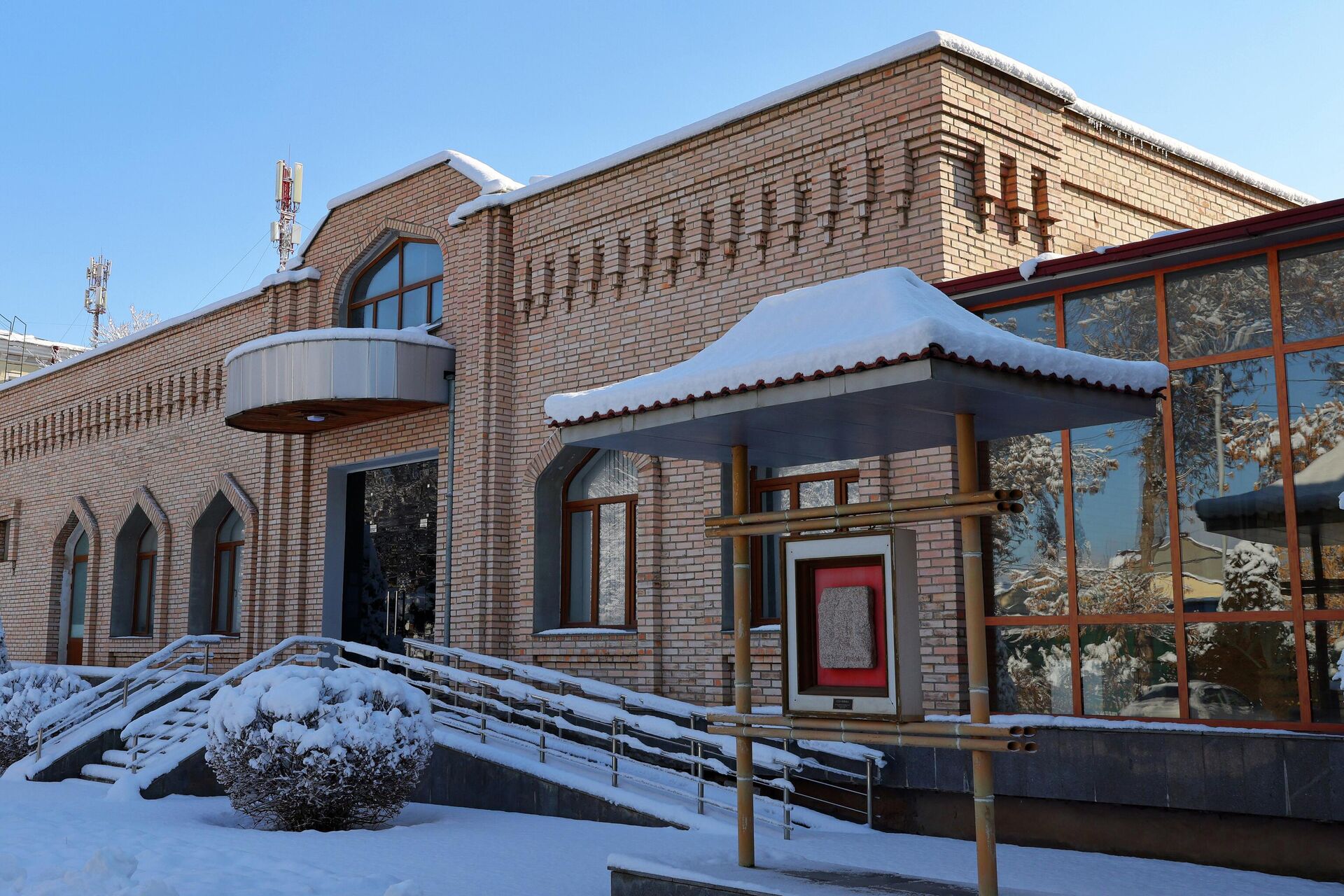 Дамир Уразаев хотирасига бағишланган ксилография кўргазмаси Дамир Уразаев хотирасига бағишланган ксилография кўргазмаси - Sputnik Ўзбекистон, 1920, 26.01.2026