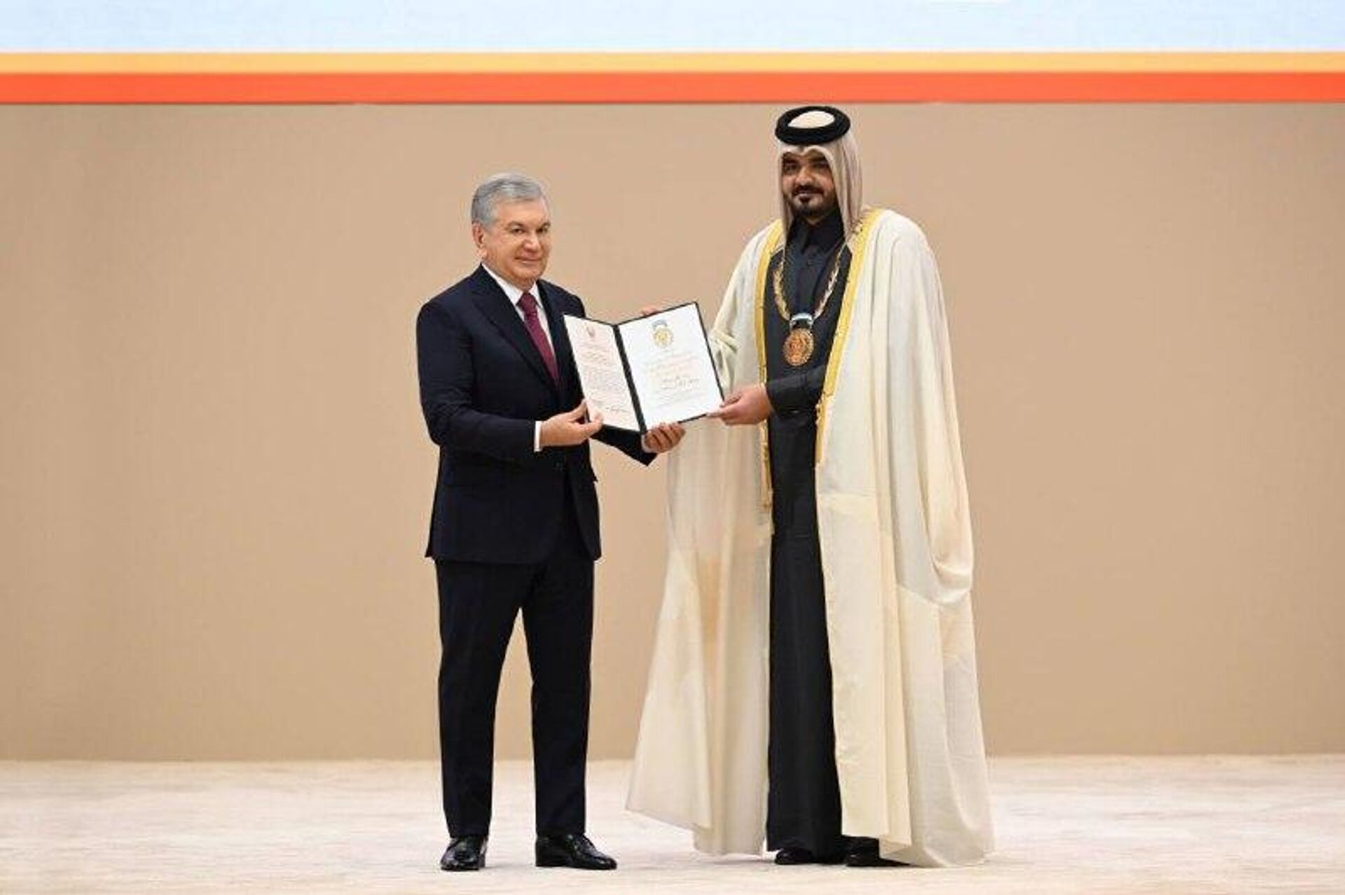 🟠Шавкат Мирзиёев наградил нового главу Олимпийского совета Азии орденом Шон-Шараф - Sputnik Узбекистан, 1920, 26.01.2026