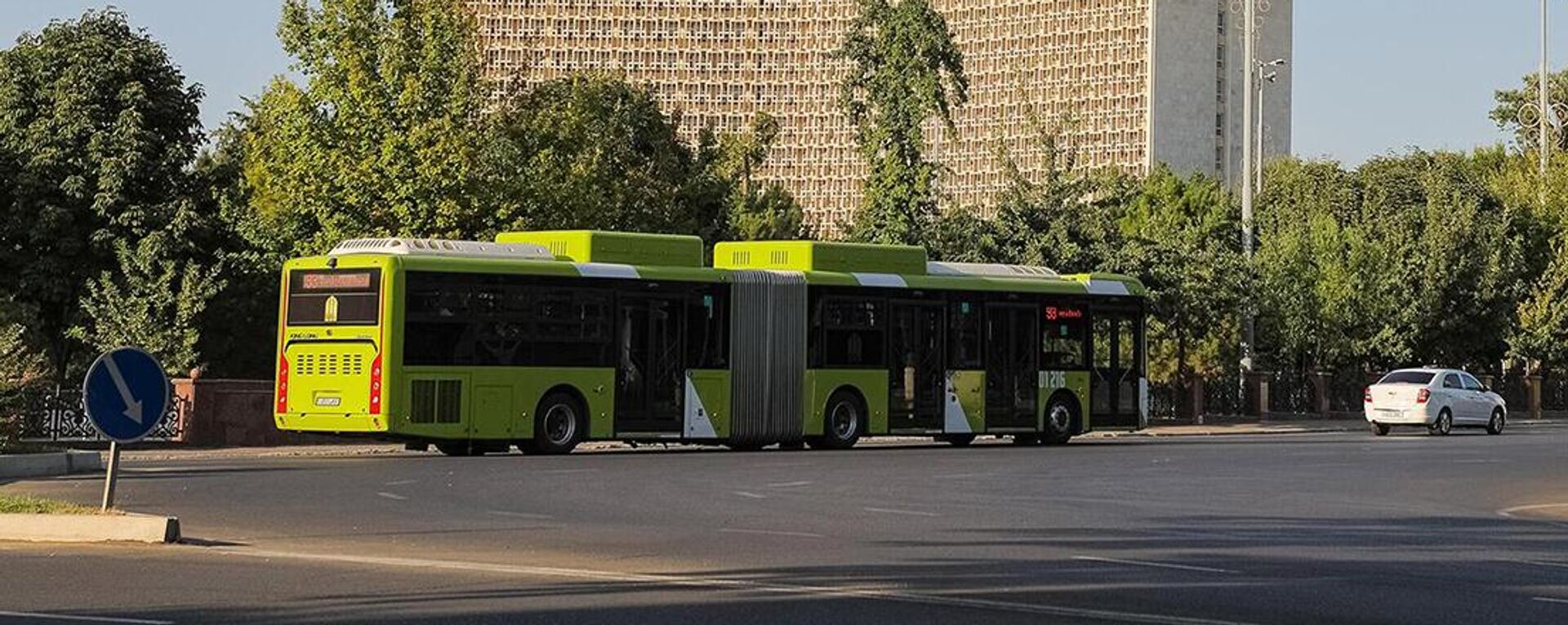 Пассажирский транспорт в центре Ташкента - Sputnik Узбекистан, 1920, 17.08.2024