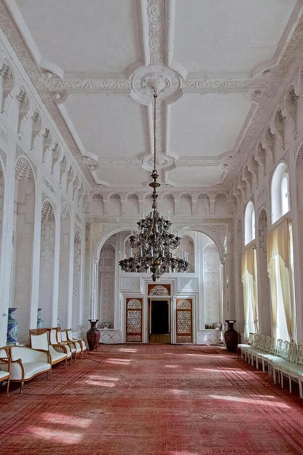 Уста Ширин Муродов раҳнамолигида барпо этилган машҳур “Оқ зал” ўймакорлиги, расм ва ойналар билан безатиб, шарқона эртак муҳитини яратади - Sputnik Ўзбекистон