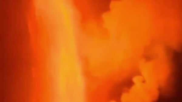 Вулкан Килауэа на Гавайях выпустил в небо фонтан лавы почти на 500 метров - Sputnik Узбекистан