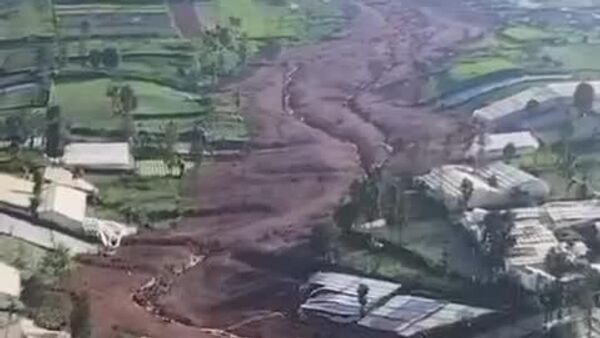 В Индонезии 17 человек погибли и более 65 пропали без вести из-за оползня - Sputnik Узбекистан