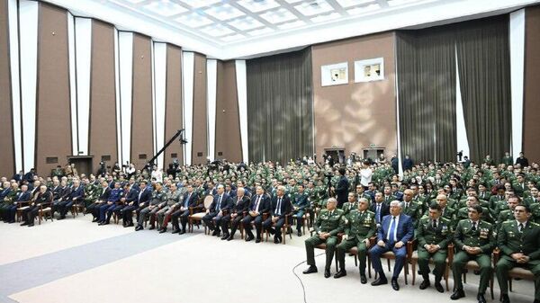 Президент Узбекистана поздравил работников таможенных органов с профессиональным праздником - Sputnik Узбекистан
