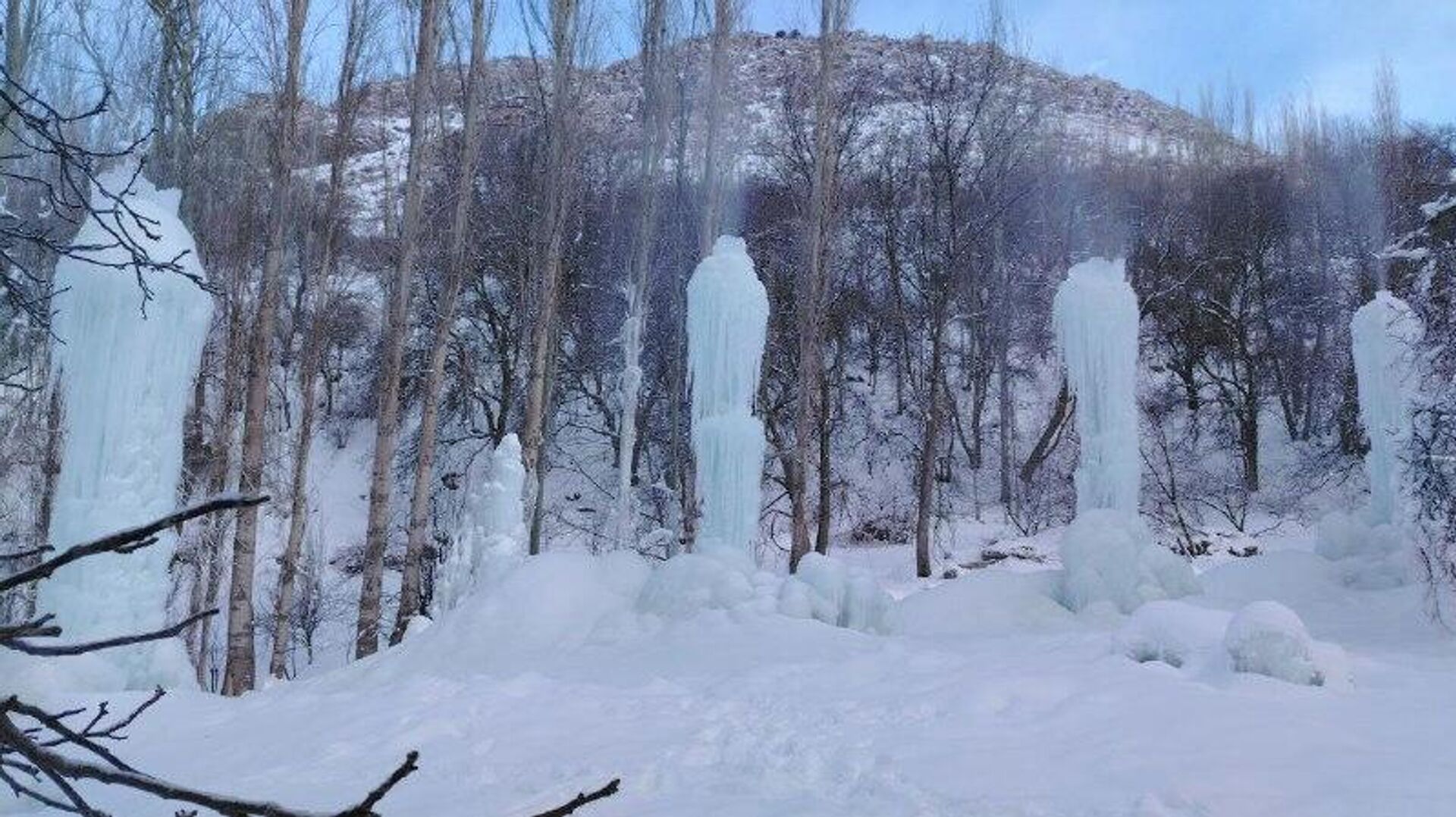 В Кашкадарьинской области для решения проблемы нехватки воды создают искусственные ледники - Sputnik Узбекистан, 1920, 27.01.2026