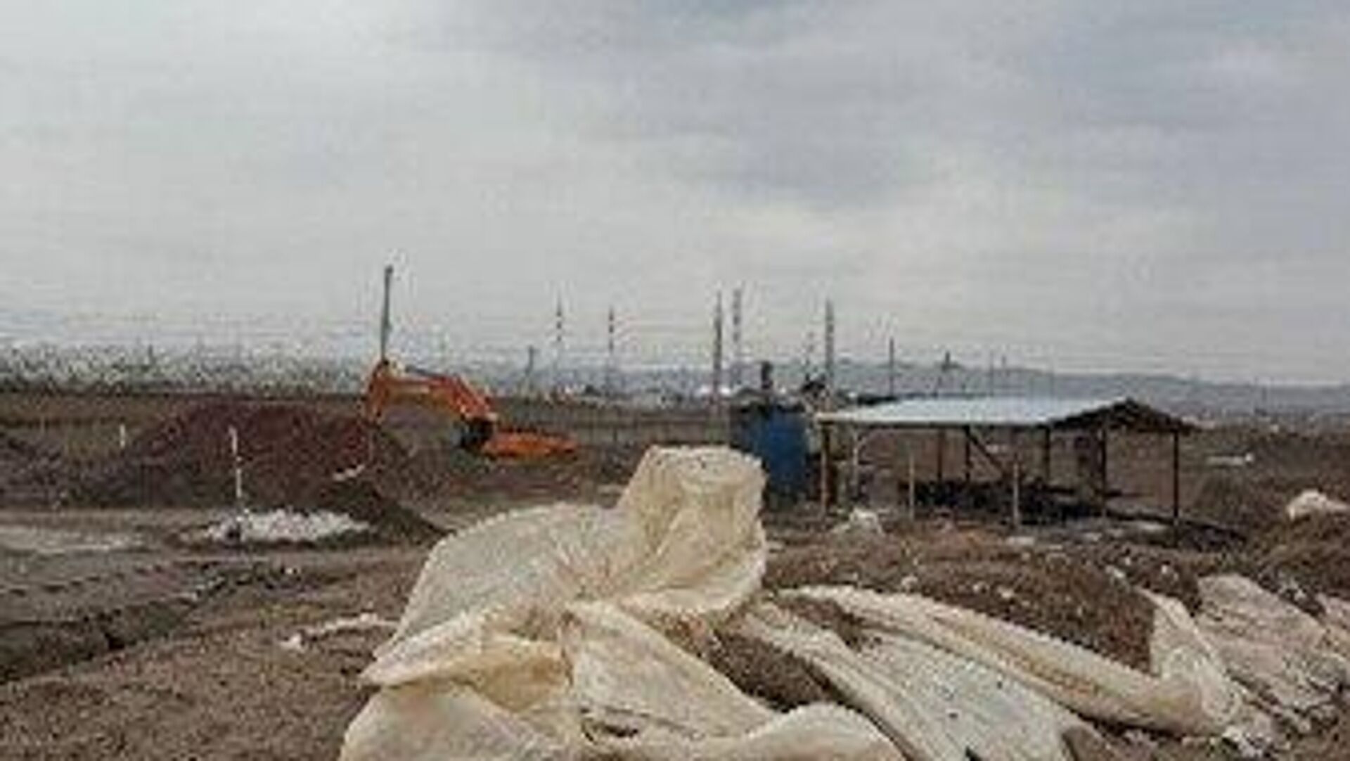 В Навои накрыли группу нелегальных золотодобытчиков В Навои накрыли группу нелегальных золотодобытчиков - Sputnik Узбекистан, 1920, 28.01.2026