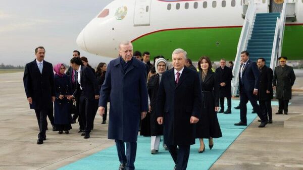 Президент Узбекистана Шавкат Мирзиёев вместе с супругой прибыл с официальным визитом в Турцию - Sputnik Узбекистан