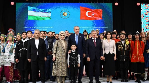 Ўзбекистон Туркияда 2023 йилги зилзила қурбонлари учун қурган турар жой мажмуаси очилди - Sputnik Узбекистан