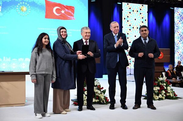 O‘zbekiston Turkiyada 2023-yilgi zilzila qurbonlari uchun qurgan turar joy majmuasi ochildi - Sputnik O‘zbekiston