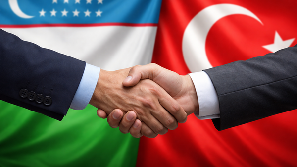 Рукопожатие на фоне флагов Узбекистана и Турции - Sputnik Узбекистан