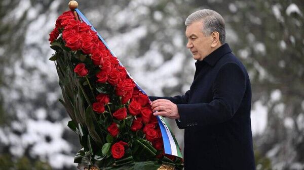 Шавкат Мирзиёев возложил цветы к подножию памятника Исламу Каримову в Ташкенте - Sputnik Узбекистан
