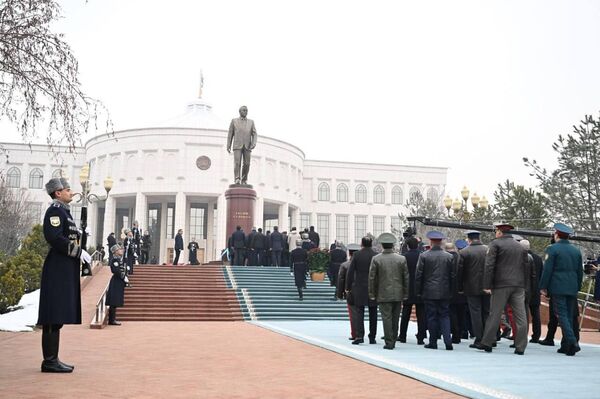 Шавкат Мирзиёев возложил цветы к подножию памятника Исламу Каримову в Ташкенте - Sputnik Узбекистан
