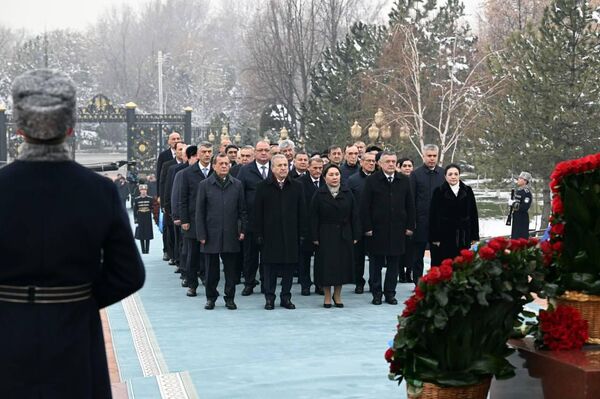 Шавкат Мирзиёев возложил цветы к подножию памятника Исламу Каримову в Ташкенте - Sputnik Узбекистан