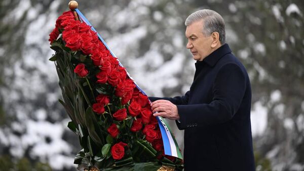 Shavkat Mirziyoyev vozlojil sveti k podnojiyu pamatnika Islamu Karimovu v Tashkente - Sputnik O‘zbekiston