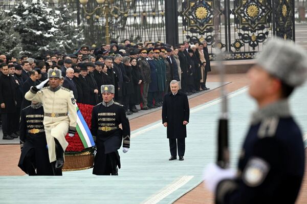 Шавкат Мирзиёев возложил цветы к подножию памятника Исламу Каримову в Ташкенте - Sputnik Узбекистан