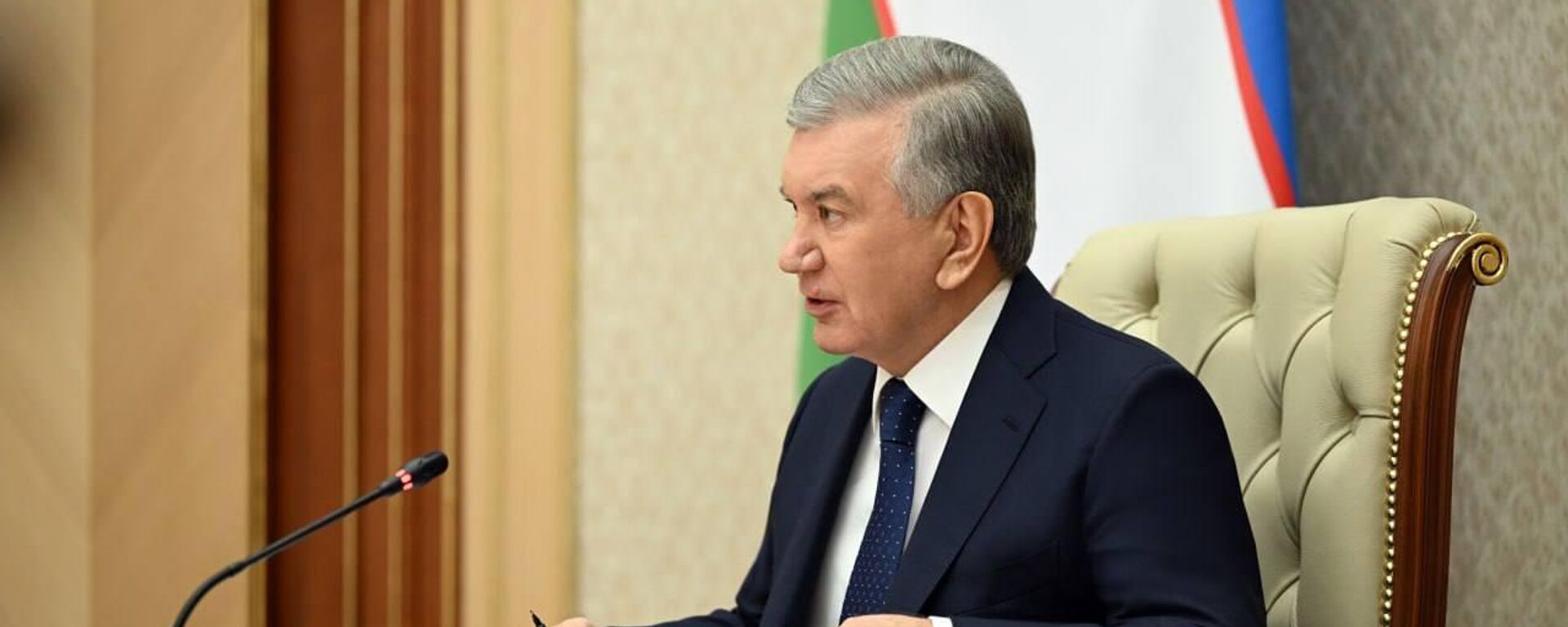 Shavkat Mirziyoyev oznakomilsya s prezentatsiyey po voprosam povisheniya effektivnosti raboti “Uzbekneftegaz” - Sputnik O‘zbekiston, 1920, 30.01.2026