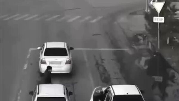 Надо было поздороваться очень срочно: в Андижане водители, остановившиеся посреди дороги, стали причиной штрафа - Sputnik Узбекистан